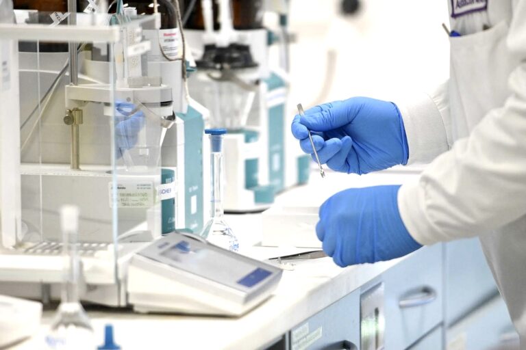 Covid: AstraZeneca anuncia remédio para imunizar infectados com vírus