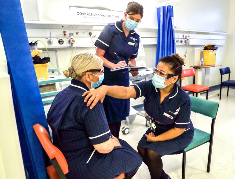 Reino Unido larga na frente e inicia vacinação contra o coronavírus