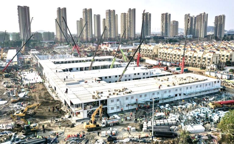 Alerta: China ergue novamente hospital e campo de quarentena