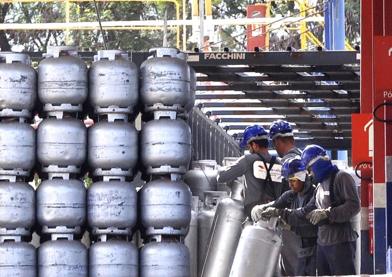 Gás de cozinha fica mais caro; décimo aumento consecutivo podendo chegar a R$ 100