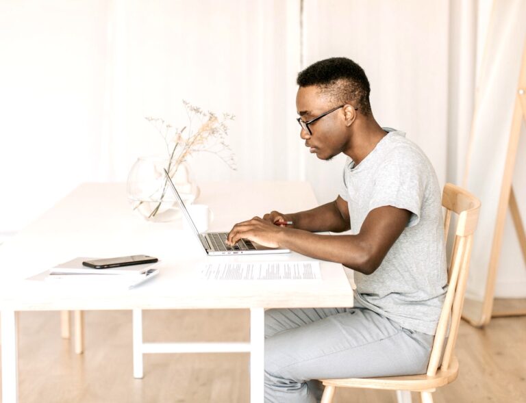 Fecomércio oferece nove cursos on-line para se qualificar sem sair de casa