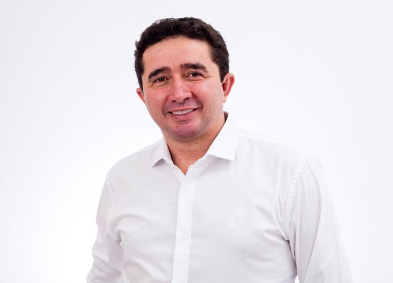 Prefeito de Jijoca é acionado pelo MP-CE e poderá pagar multa de R$ 140 mil após furar fila da vacina