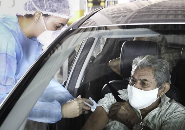 Idosos que perderam 1ª dose reclamam da demora no reagendamento de vacinação