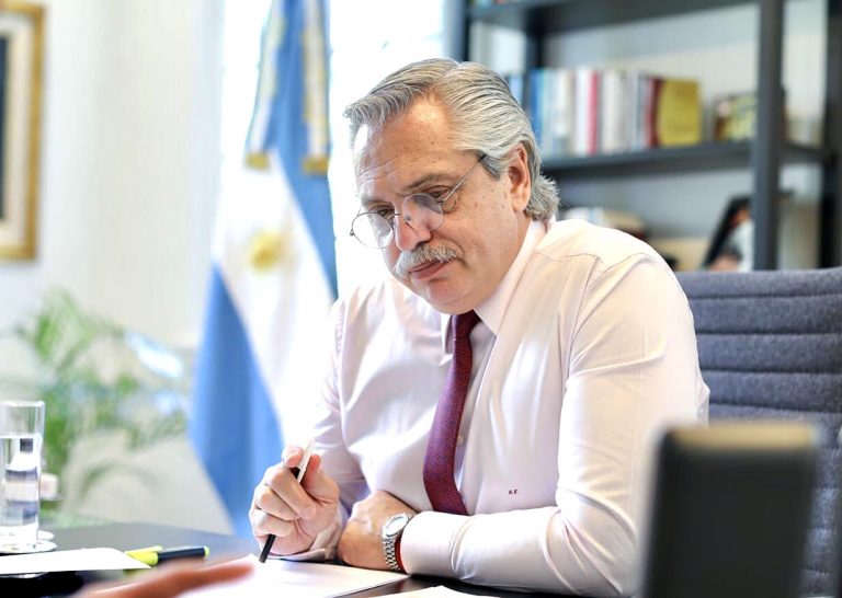 Presidente da Argentina pega Covid mesmo após receber duas doses da ‘Sputnik’