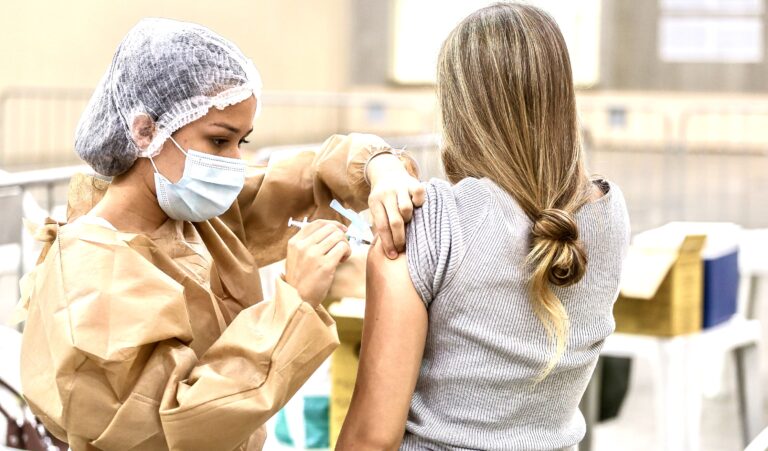 Ceará recebe mais 234 mil doses; Idosos reclamam da demora na repescagem ou reagendamento