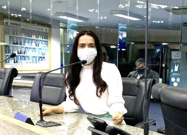 Assembleia aprova projeto de deputada que homenageia professora no sertão do Ceará