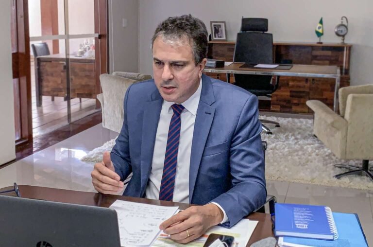 Camilo Santana volta a criticar Bolsonaro e alfineta senador Eduardo Girão