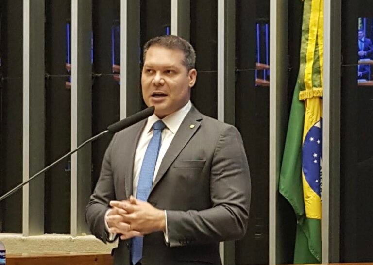 Deputado cearense cobra piso salarial para a enfermagem