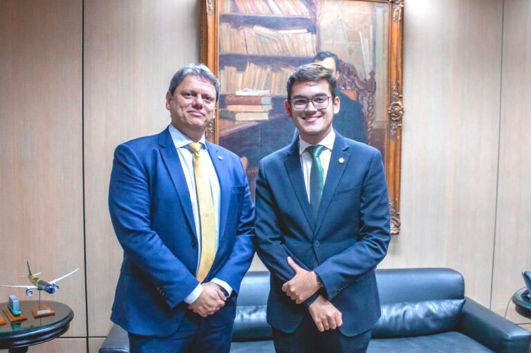 Ministro da Infraestrutura anuncia leilão milionário ao lado de vereador de Fortaleza