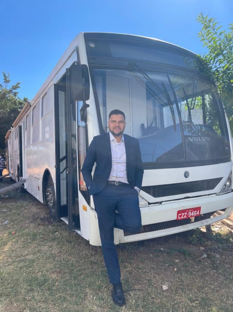 Wesley Wenisgton, presidente do PL Jovem, inaugura ônibus da solidariedade