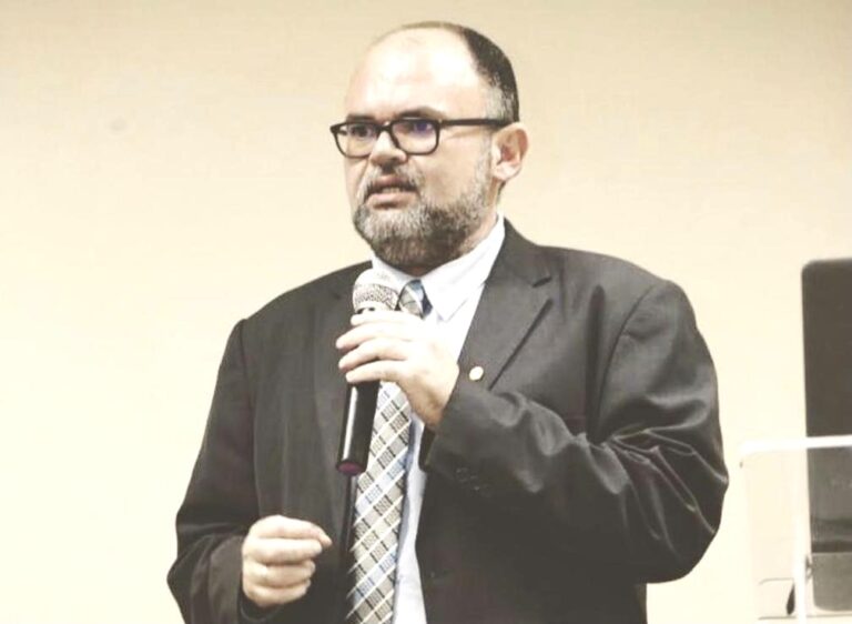 Professor e presidente da OAB do Crato lança livro de ‘Direito Penal’ na versão espanhola