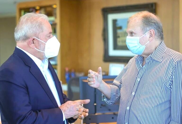 Tasso recepciona Lula no Ceará; tucano já chegou a afirmar que Lula era o rei do trambique