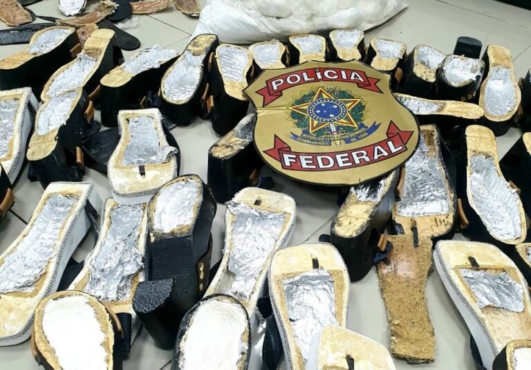 Mulher é presa após tentar embarcar com 6,5kg de cocaína camuflada em tamancos