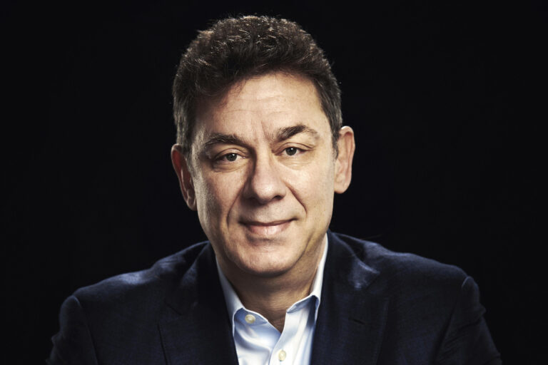 “Teremos vida normal em um ano“, prevê CEO da vacina Pfizer