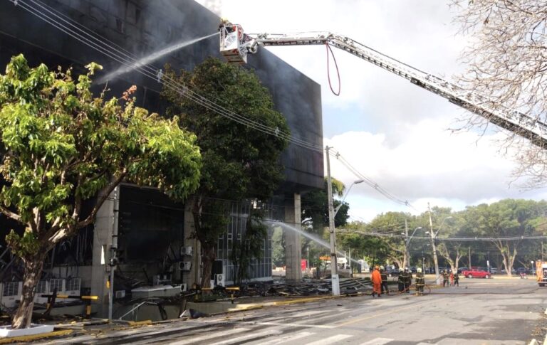 Prédio do TJCE é interditado por risco de desabamento após incêndio