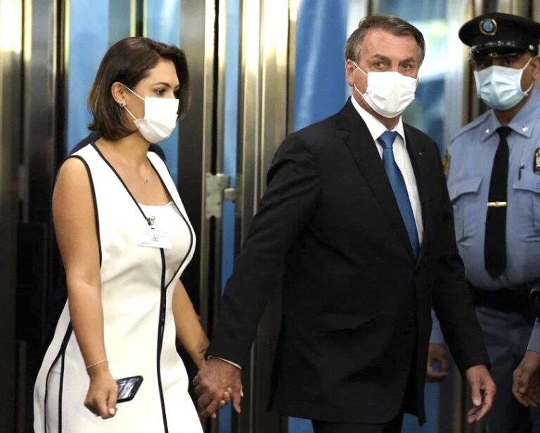 De máscara, Bolsonaro chega à ONU, discursa na abertura e nega omissão na pandemia