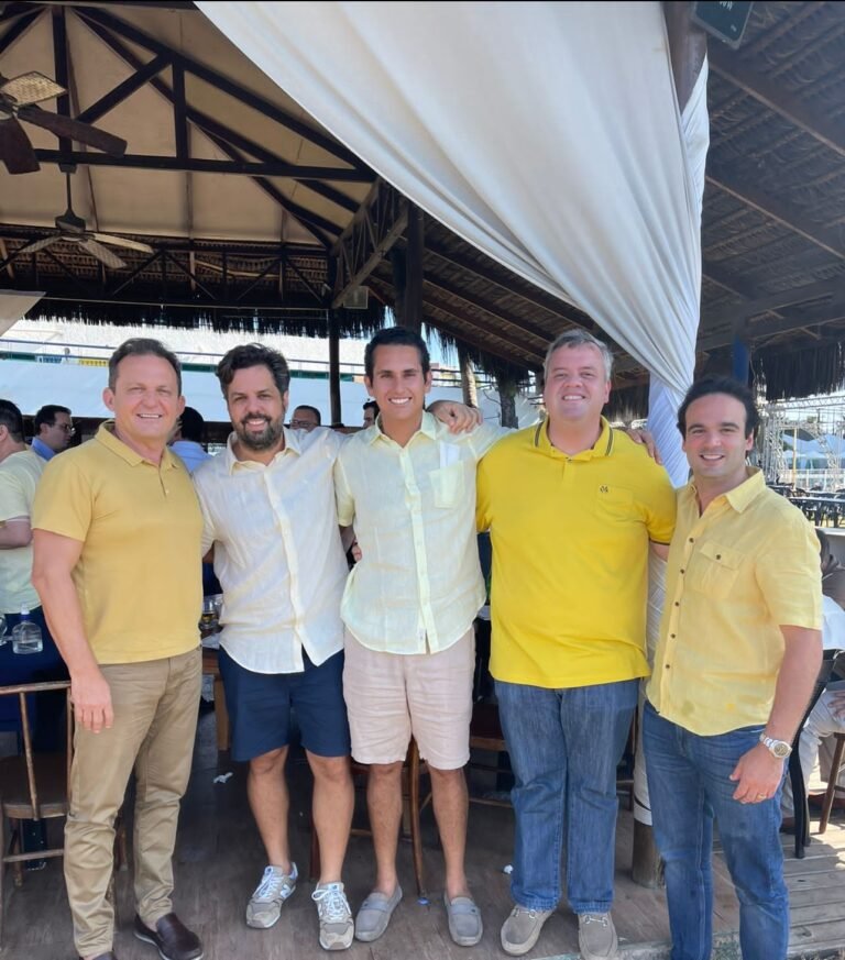 Advogado Cássio Pacheco comemora 4.0 rodeado de amigos no Iate Clube e segue para Paris
