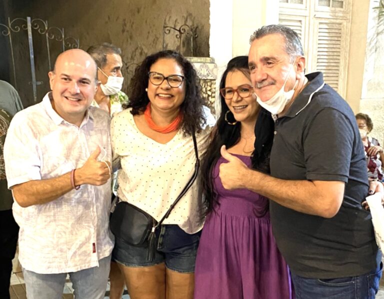 Já em campanha de olho em 2022, Roberto Cláudio aglomera em show em Aracati