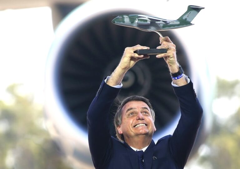 Variante Omicron: Bolsonaro é contra fechar aeroportos para estrangeiros