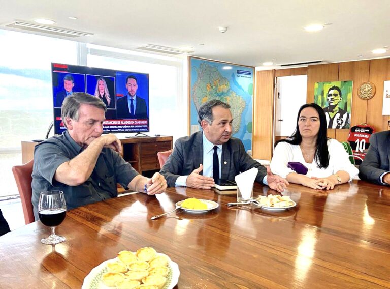Bolsonaro recebe líderes evangélicos cearenses durante café no Palácio do Planalto