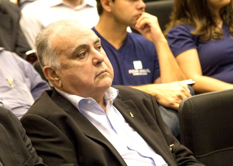 Justiça determina que prefeito Roberto Pessoa abra, imediatamente,  diálogo com professores