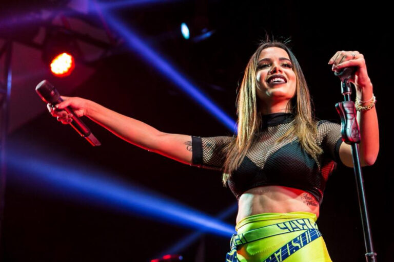 Anitta desafia TSE: ”Ah vá cagar, vendo uma bolsa e pago as multas”