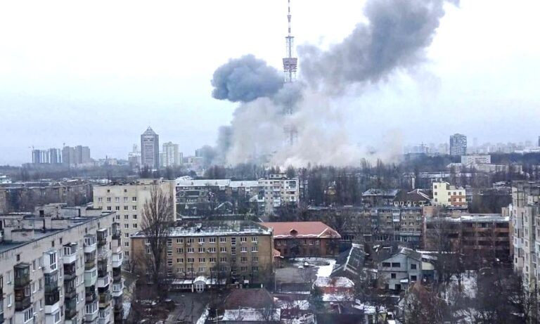 Exército russo bombardeia com foguetes antena de TV ucraniana