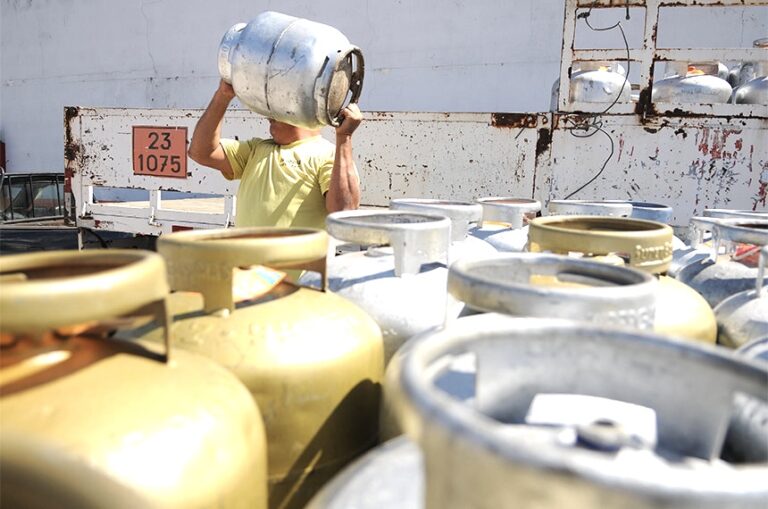 Prefeitura de Fortaleza inicia entrega do Vale Gás para 26 mil famílias na capital