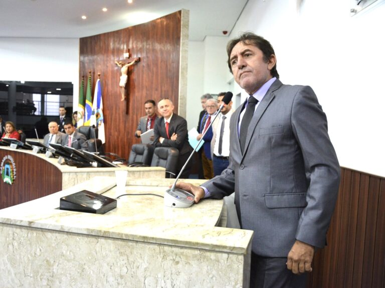 Vereador do PDT chama Izolda Cela de ’petista’ e gera desconforto