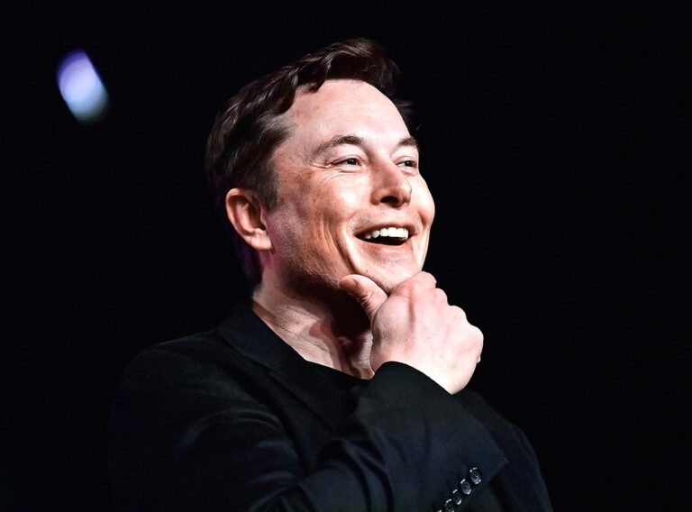 Bilionário Elon Musk faz oferta de RS$ 43 bilhões para comprar ‘Twitter’