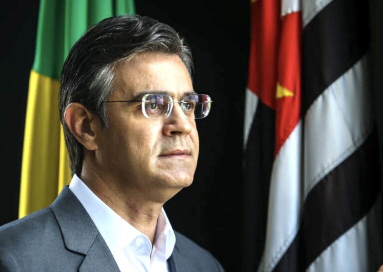 Governador de São Paulo reduz ICMS da gasolina de 25% para 18%