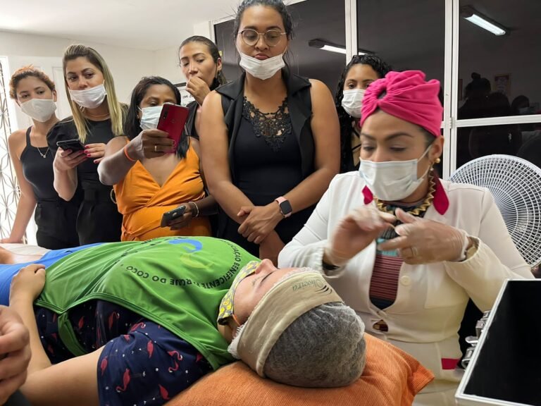 Esteticista realiza 3º Workshop de Design de Sobrancelhas para mulheres da comunidade do Trilho