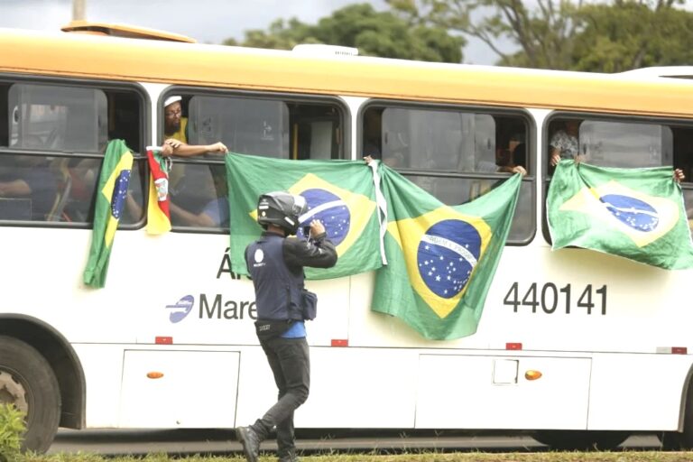 Após ordem de Moraes, 1 mil bolsonaristas são presos em acampamentos em Brasília