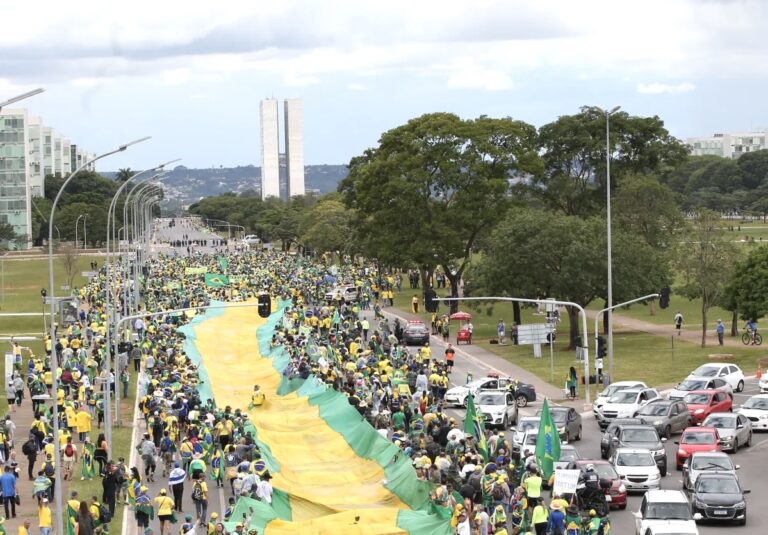Governo Lula pede e Moraes proíbe manifestação política com violência em vias públicas do Brasil