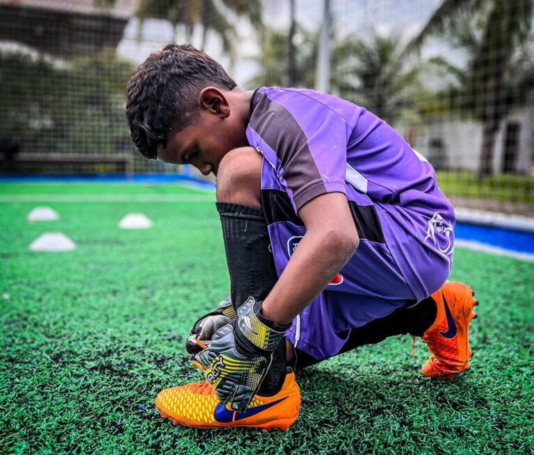 CONHEÇA A HISTÓRIA DO GAROTO JARDSON, DA DURA REALIDADE DA FAMÍLIA DE CATADORES DE LIXO AO SONHO DE SER GOLEIRO