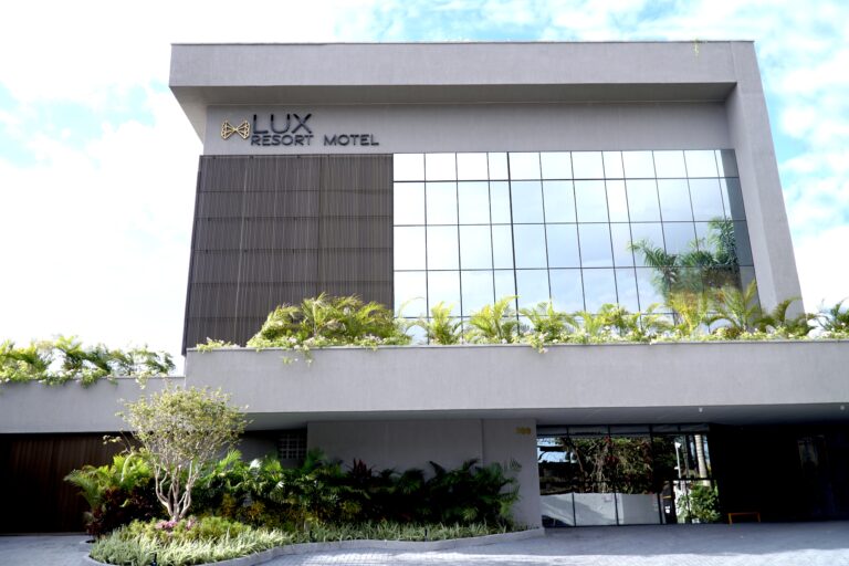 Lux Resort Motel: Indústria da hospitalidade se reinventa em um cenário paradisíaco