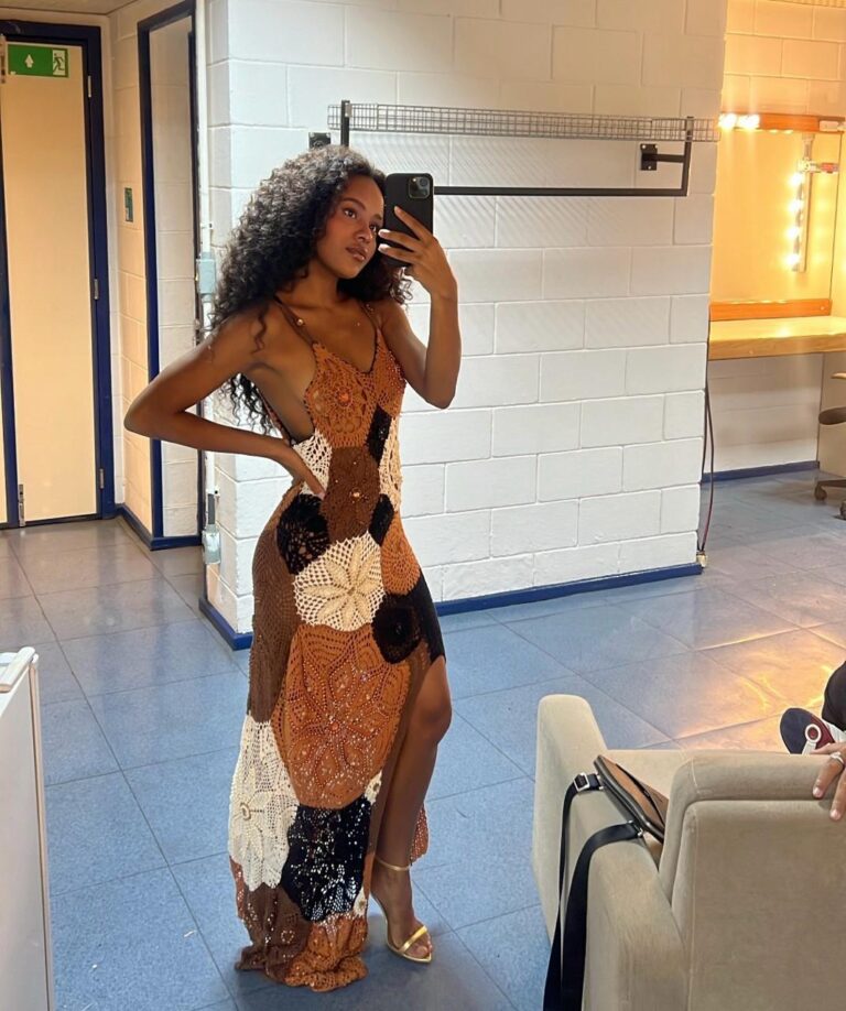 Destaque na novela Renascer, atriz Duda Santos exalta marca autoral cearense usando vestido feito à mão da TR Brand no Domingão