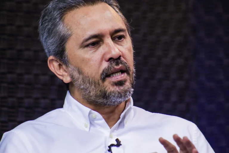 Esquerda no Ceará cita constrangimento após fala de Elmano (PT) sobre compra de bíblias para escolas Estaduais