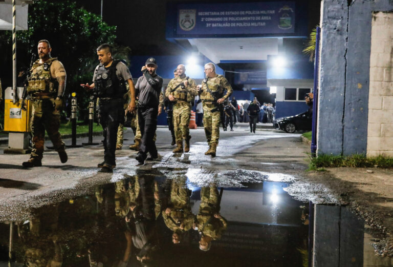 Governo Lula cria regras para limitar o uso de algemas e arma de fogo durante operações