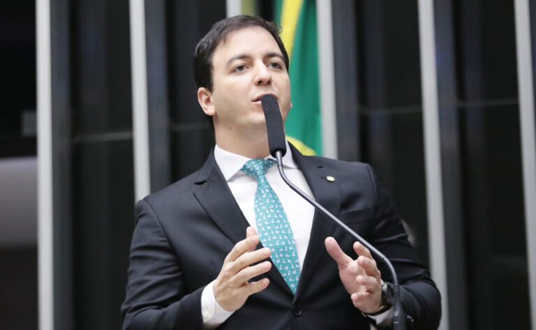 Célio Studart apresenta projetos de proteção aos serviços essenciais à população