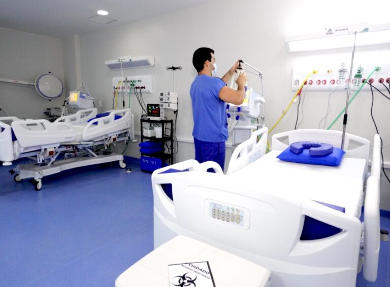 Após 4 meses de salários atrasados pela gestão Sarto, cooperativas e médicos suspendem serviços