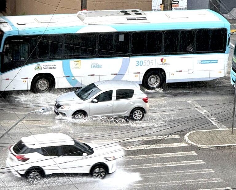 Ceará registra fortes chuvas, raios e trovões na capital e em 62 municípios; Funceme faz alerta