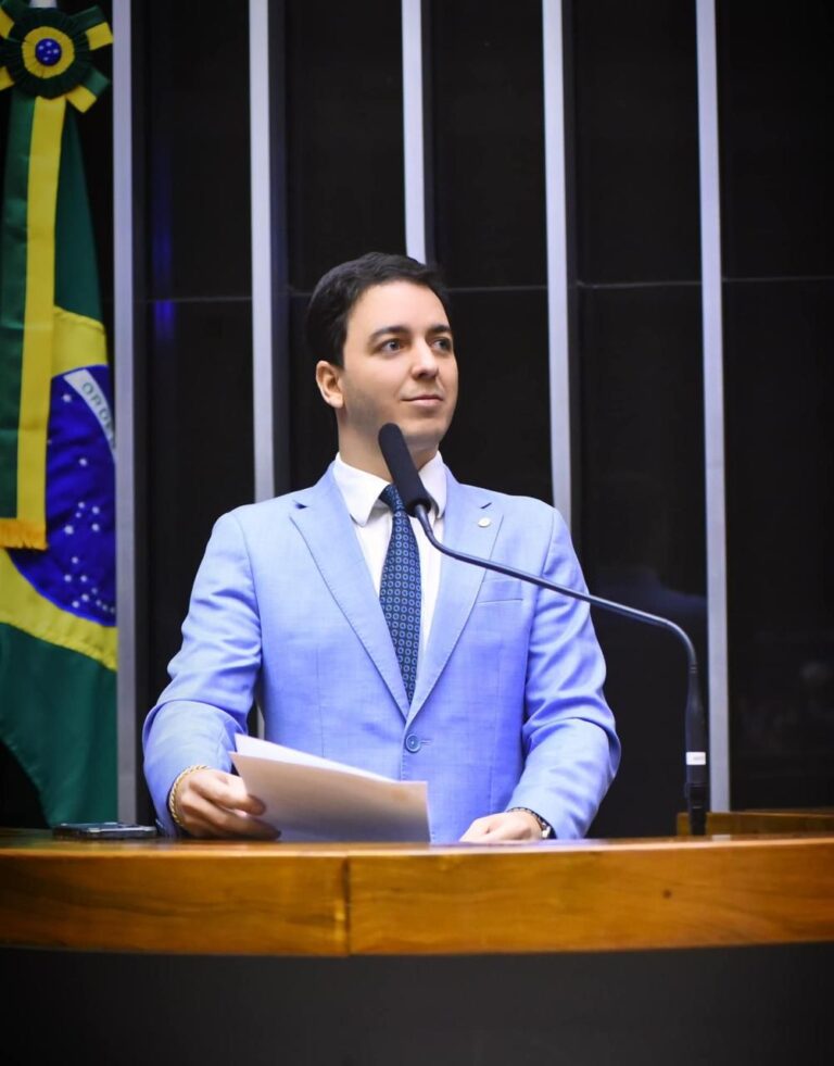 Célio Studart apresenta Programa de Acolhimento para pessoas com autismo e familiares no SUS