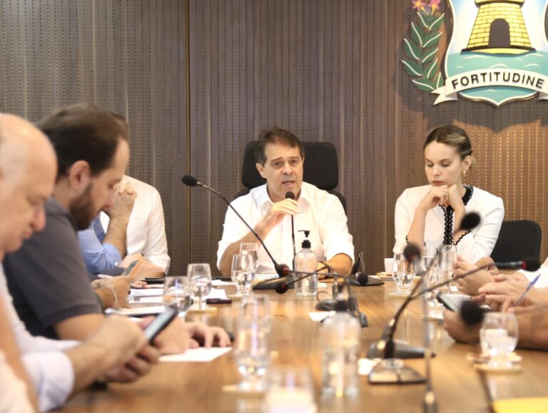 Evandro mantém equipe de Sarto e Roberto Cláudio em cargos de chefia de saúde