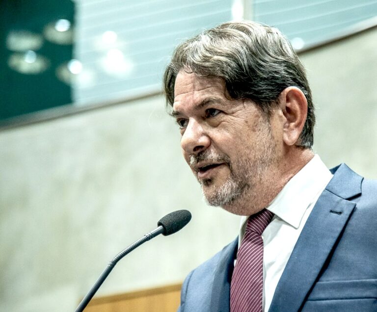 “Situação absolutamente constrangedora”, diz Cid sobre suposta candidatura de Ciro ao governo