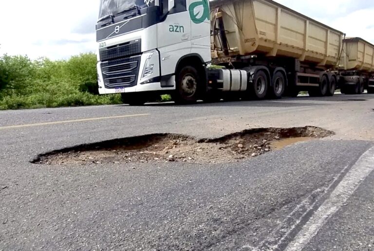 Considerada um dos piores trechos do CE, rodovia Canindé/Tauá receberá 47 milhões para operação tapa-buracos