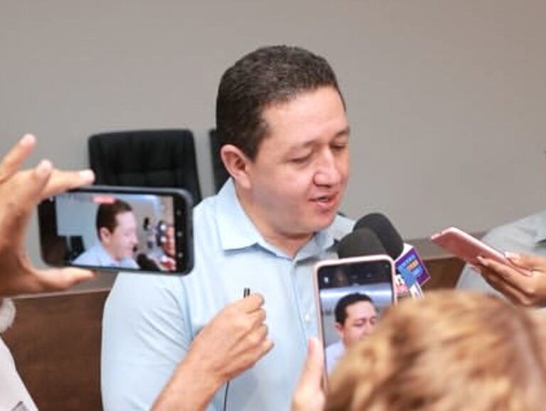 Prefeito teria aumentado gastos na véspera das eleições para financiar cestas básicas, óculos e próteses